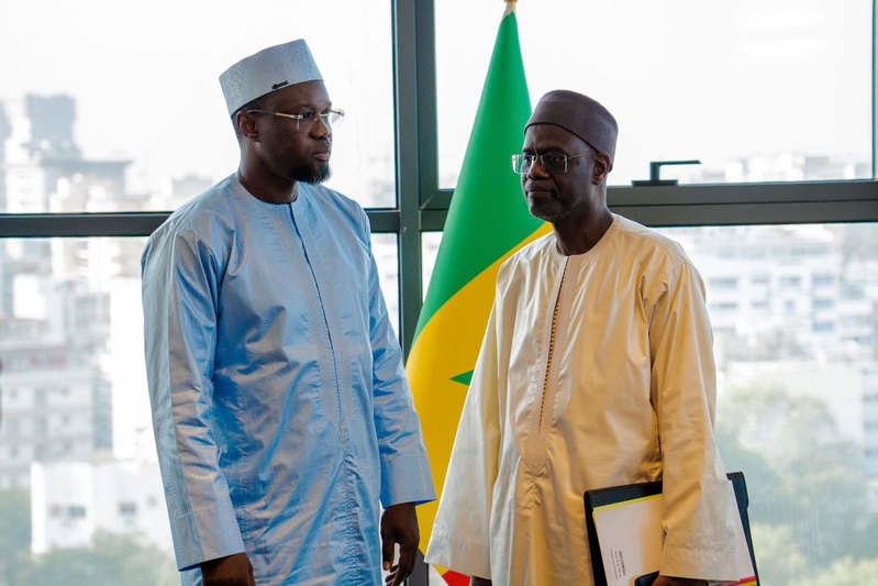 Passation de service entre le Premier ministre sortant, Ousmane SONKO et Ahmadou Al Aminou LÔ, Premier ministre entrant.