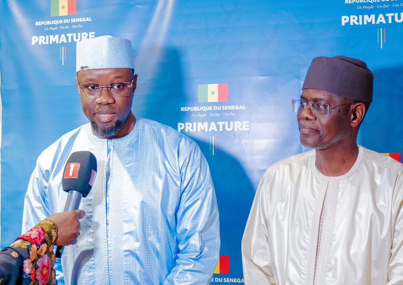 Passation de service entre le Premier ministre sortant, Ousmane SONKO et Ahmadou Al Aminou LÔ, Premier ministre entrant. Passation de service entre le Premier ministre sortant, Ousmane SONKO et Ahmadou Al Aminou LÔ, Premier ministre entrant.