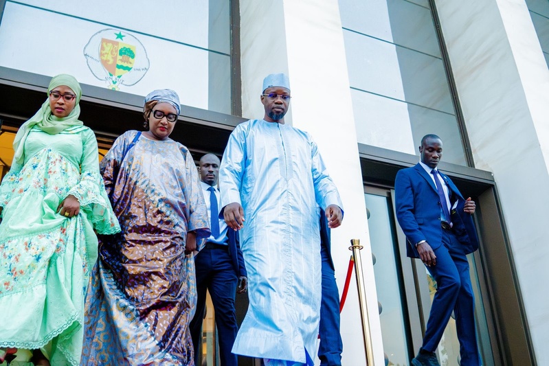 Passation de service entre le Premier ministre sortant, Ousmane SONKO et Ahmadou Al Aminou LÔ, Premier ministre entrant.