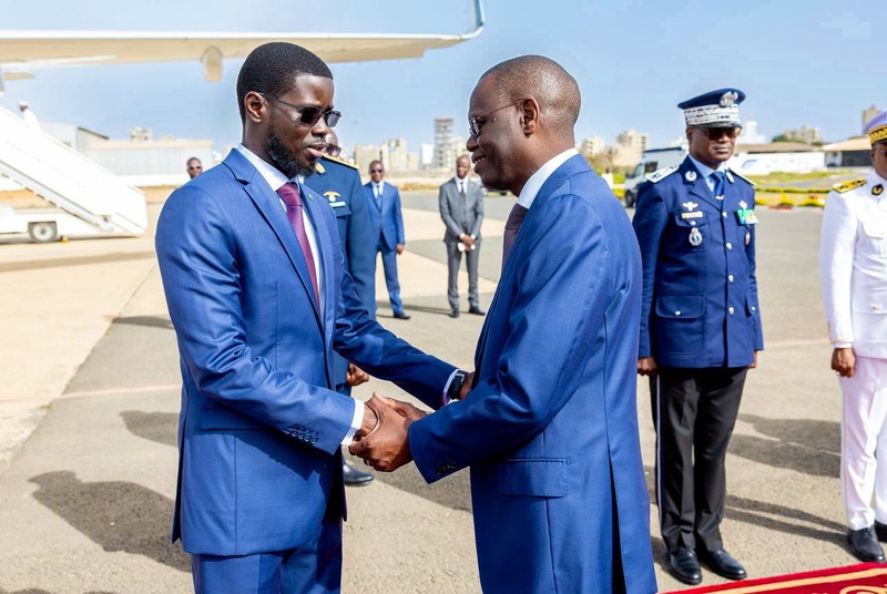 Le PR, Bassirou Diomaye Faye, a quitté Dakar ce s matin pour se rendre à Banjul- Ce que l'on sait du séjour en Gambie ! Le PR, Bassirou Diomaye Faye, a quitté Dakar ce s matin pour se rendre à Banjul- Ce que l'on sait du séjour en Gambie !