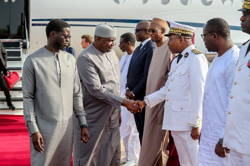 CONSEIL PRÉSIDENTIEL SÉNÉGALO-GAMBIEN : LE PRÉSIDENT ADAMA BARROW ACCUEILLI À DAKAR PAR LE PRÉSIDENT BASSIROU DIOMAYE FAYE