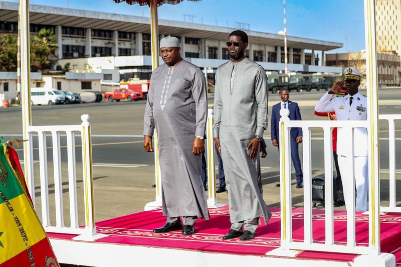 CONSEIL PRÉSIDENTIEL SÉNÉGALO-GAMBIEN : LE PRÉSIDENT ADAMA BARROW ACCUEILLI À DAKAR PAR LE PRÉSIDENT BASSIROU DIOMAYE FAYE CONSEIL PRÉSIDENTIEL SÉNÉGALO-GAMBIEN : LE PRÉSIDENT ADAMA BARROW ACCUEILLI À DAKAR PAR LE PRÉSIDENT BASSIROU DIOMAYE FAYE
