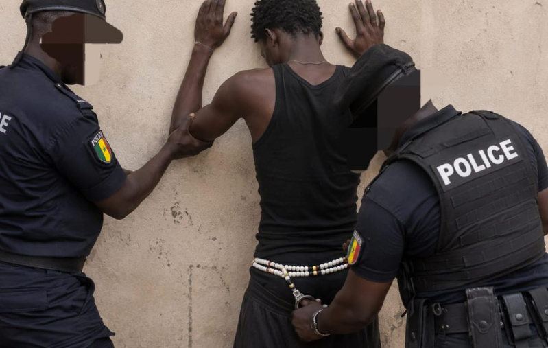 Le danseur Malaw SECK arrêté, des perles découvertes autour des reins Le danseur Malaw SECK arrêté, des perles découvertes autour des reins