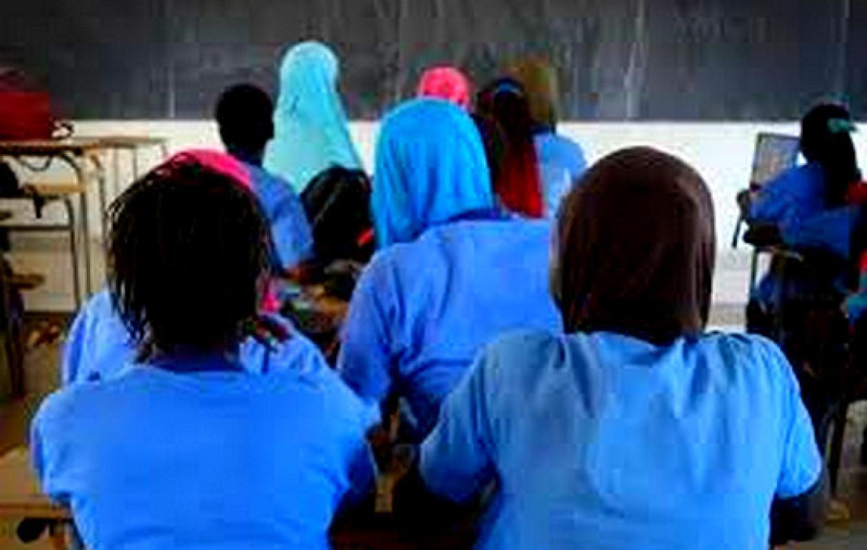 Rufisque : Un professeur de maths déféré pour avoir embrassé une élève mineure en pleine salle de classe Rufisque : Un professeur de maths déféré pour avoir embrassé une élève mineure en pleine salle de classe