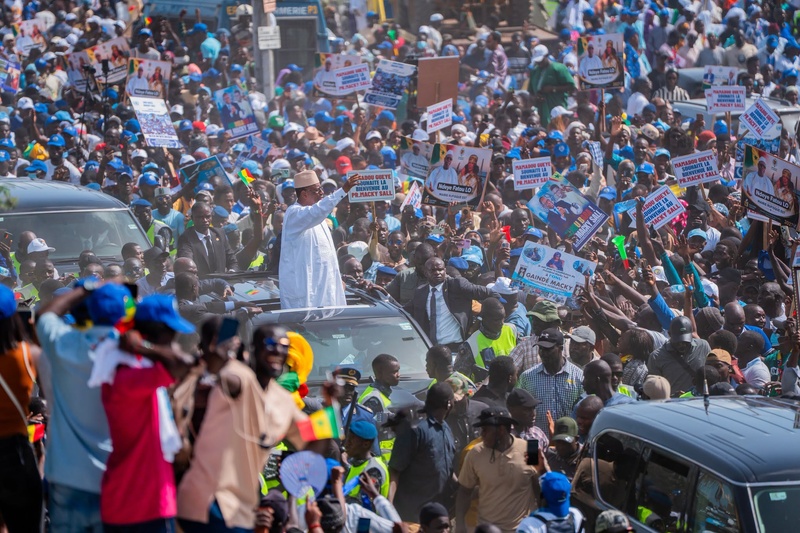 Ferveur sous affrètement : le simulacre d’une liesse populaire à l’accueil de Macky Sall Ferveur sous affrètement : le simulacre d’une liesse populaire à l’accueil de Macky Sall