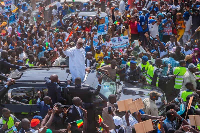 Ferveur sous affrètement : le simulacre d’une liesse populaire à l’accueil de Macky Sall Ferveur sous affrètement : le simulacre d’une liesse populaire à l’accueil de Macky Sall