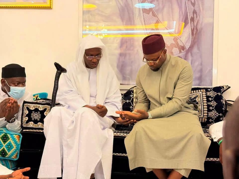Ousmane Sonko à Yoff pour présenter ses condoléances à son inconditionnel Chérif Ousseynou Laye : L'hommage au-delà des larmes Ousmane Sonko à Yoff pour présenter ses condoléances à son inconditionnel Chérif Ousseynou Laye : L'hommage au-delà des larmes