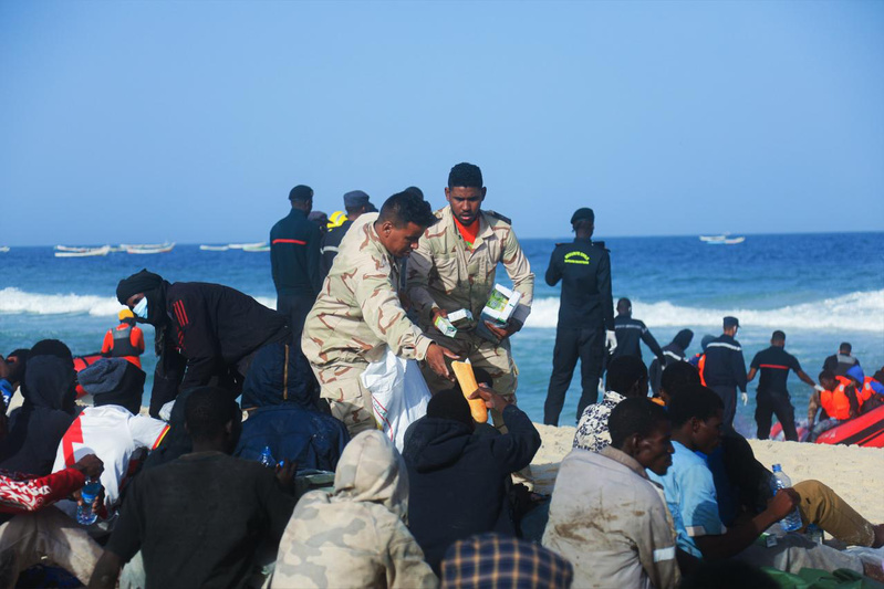 Au large de la Mauritanie, les garde-côtes arrachent à l'océan cent soixante-dix-neuf âmes en dérive, dont une immense majorité de ressortissants sénégalais