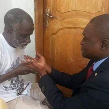 Abdoulaye Guissé recueillant le prières  de son défunt père