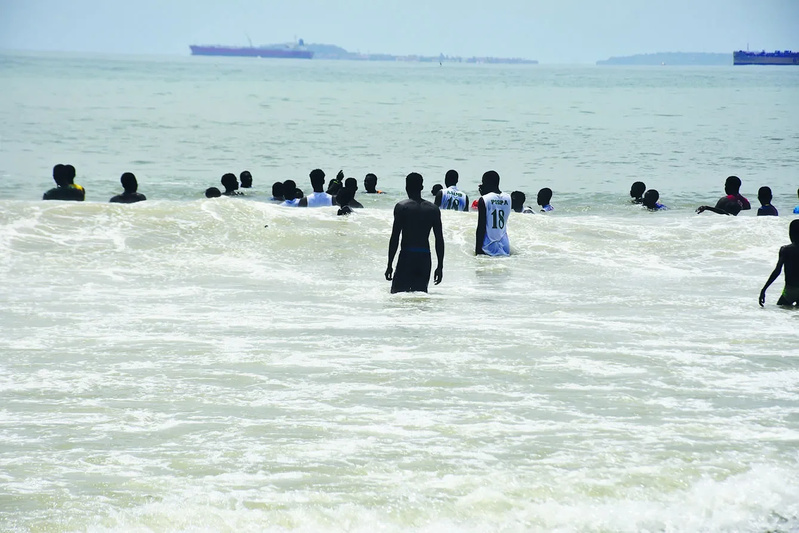Dakar : Un vacancier venu du canada succombe à une noyade sur la plage de la Voile d'Or Dakar : Un vacancier venu du canada succombe à une noyade sur la plage de la Voile d'Or