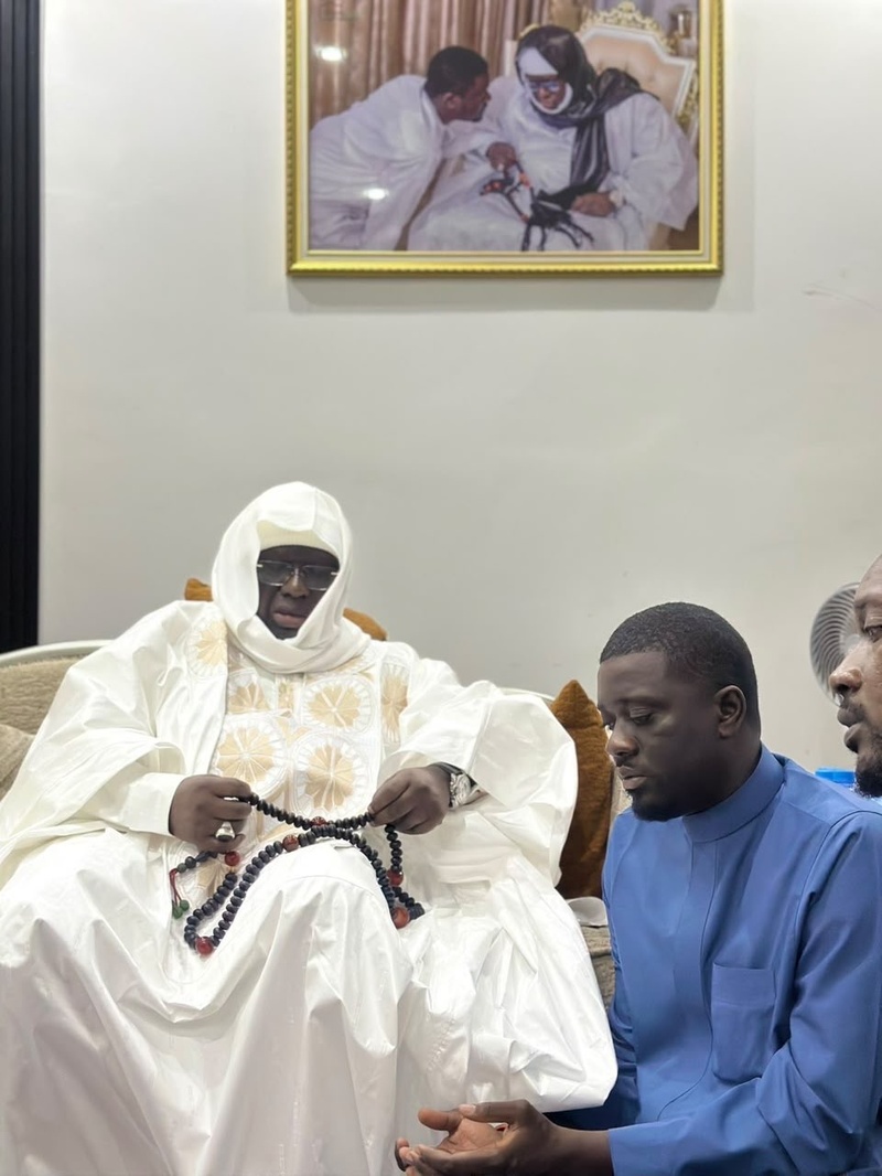 Deuil à Yoff : Le Khalife général des Layènes, le Procureur de la République et les épouses d'Ousmane Sonko unis dans la compassion auprès de Chérif Ousseynou Laye