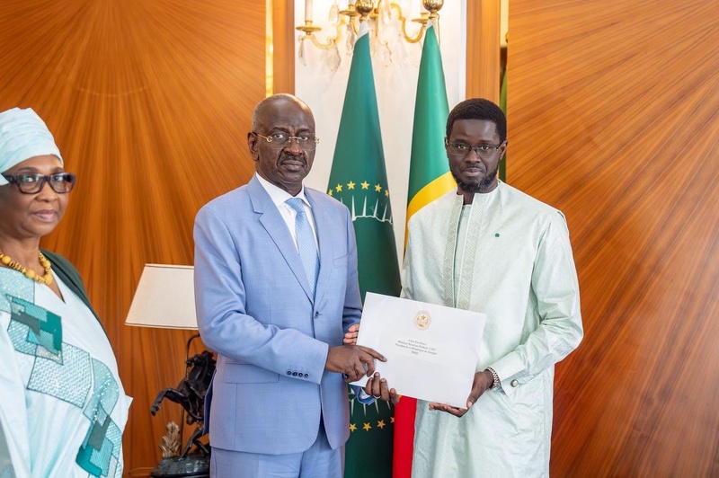Diplomatie : Bassirou Diomaye Faye reçoit un émissaire mauritanien porteur d’un message du président El Ghazouani Diplomatie : Bassirou Diomaye Faye reçoit un émissaire mauritanien porteur d’un message du président El Ghazouani