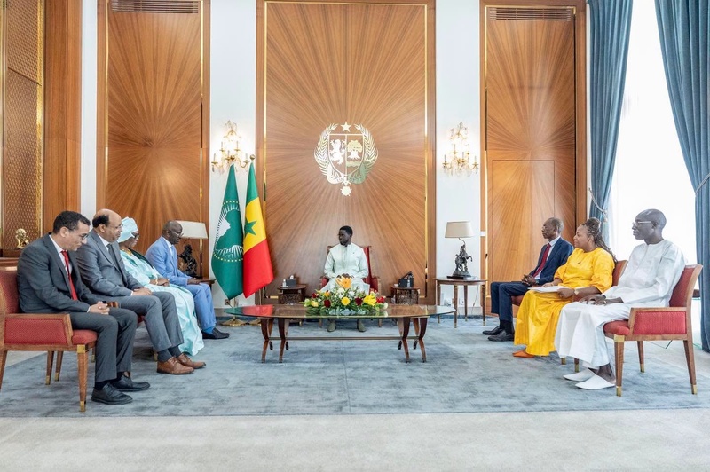 Diplomatie : Bassirou Diomaye Faye reçoit un émissaire mauritanien porteur d’un message du président El Ghazouani Diplomatie : Bassirou Diomaye Faye reçoit un émissaire mauritanien porteur d’un message du président El Ghazouani