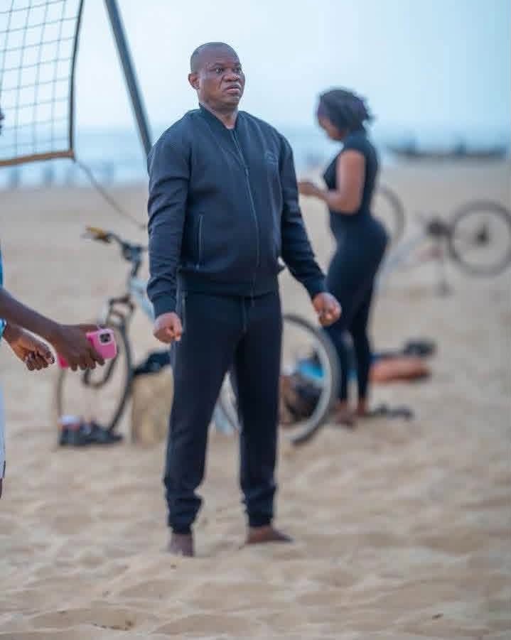 Le ballon rond efface le protocole : quand Brice Oligui Nguema succombe au charme de la « Côte Souriante »