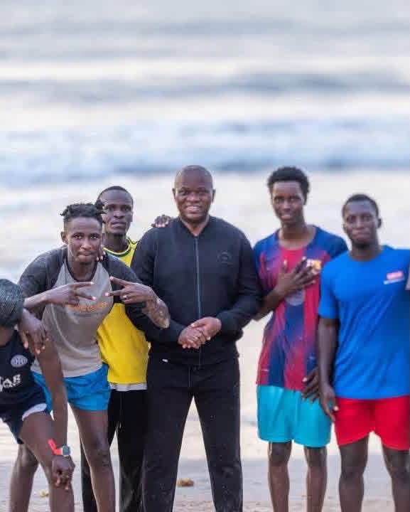 Le ballon rond efface le protocole : quand Brice Oligui Nguema succombe au charme de la « Côte Souriante »