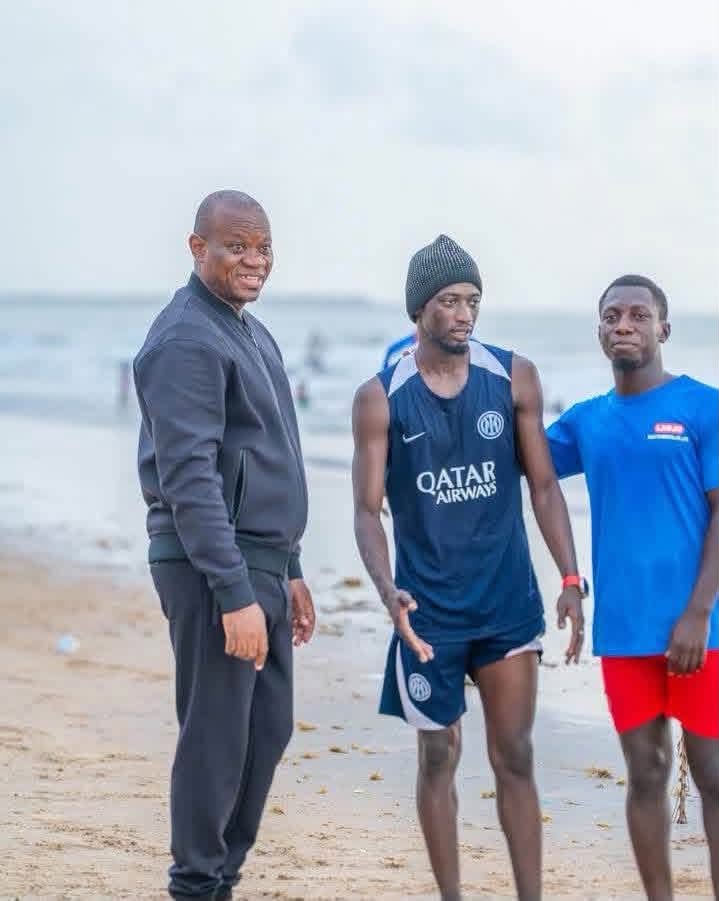 Le ballon rond efface le protocole : quand Brice Oligui Nguema succombe au charme de la « Côte Souriante »