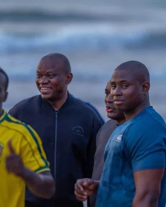 Le ballon rond efface le protocole : quand Brice Oligui Nguema succombe au charme de la « Côte Souriante »