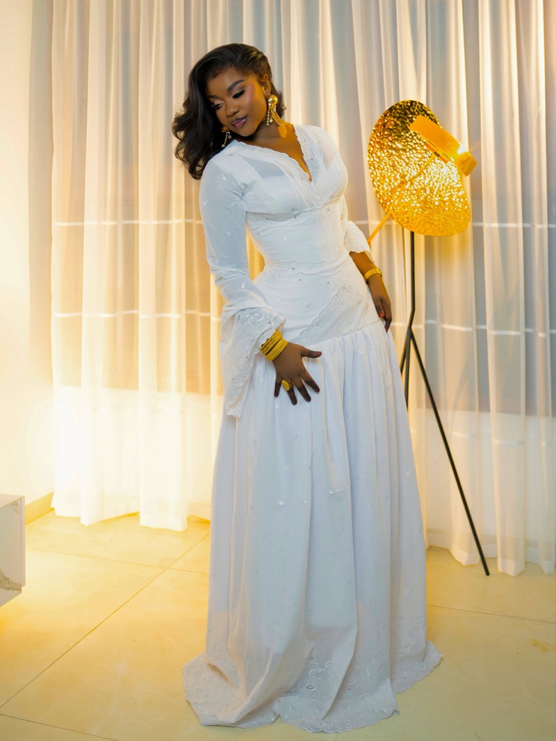 Le Magal de Touba sous le charme : l’élégance intemporelle de la diva Mia Guissé