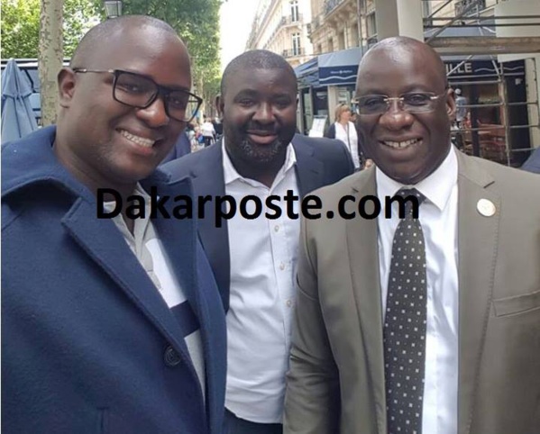 Lahat Ndiaye au milieu, Mbagnick Diop "Souche" en costume cravate et Cheikh Gadiaga