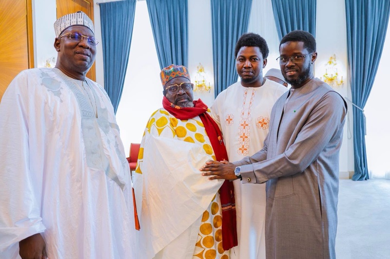 Audience solennelle à la présidence de la république : la concorde nationale au cœur des échanges entre le Chef de l'État et l'Imam de Médina Baye Audience solennelle à la présidence de la république : la concorde nationale au cœur des échanges entre le Chef de l'État et l'Imam de Médina Baye