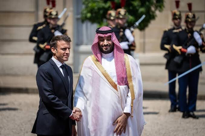 Macron reçoit Mohammed ben Salmane : entre e-sport, contrats stratégiques et diplomatie au Proche-Orient