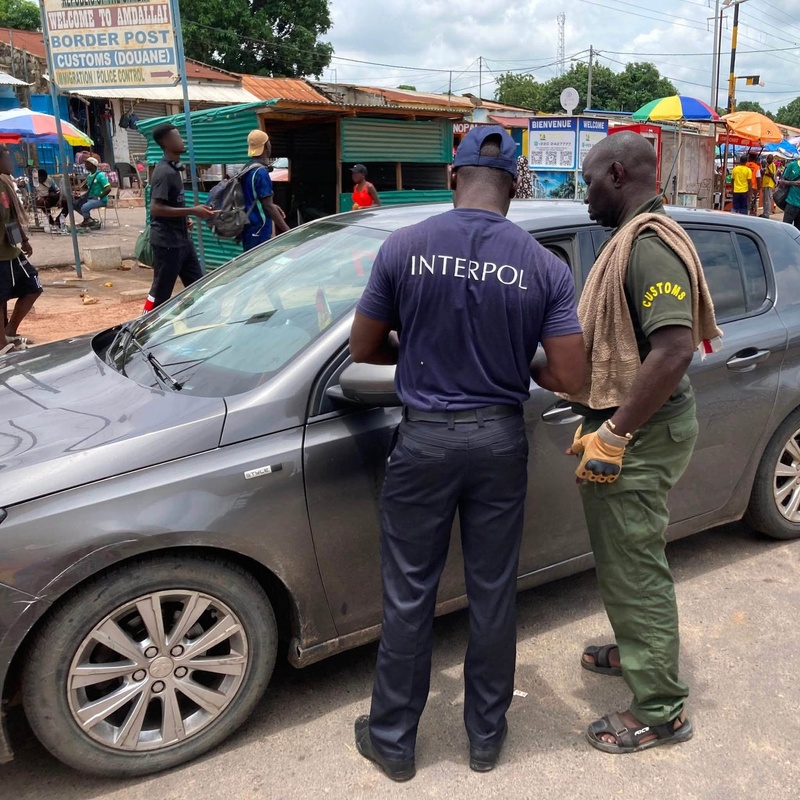 Sécurité transfrontalière : coup de filet majeur d’INTERPOL aux portes de Banjul Sécurité transfrontalière : coup de filet majeur d’INTERPOL aux portes de Banjul
