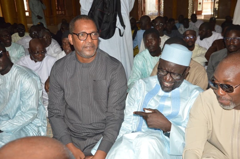 Le ministre au milieu entre Pape Diouf et Mame Boye Diao