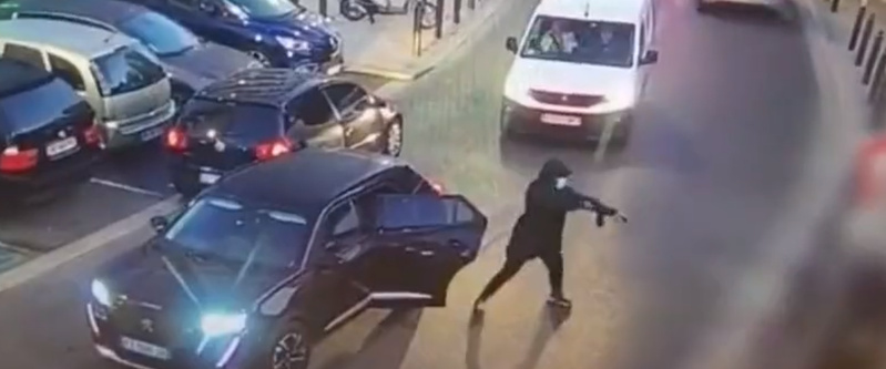 Fusillade à Marseille : un mort et quatre blessés, les deux tireurs toujours en fuite