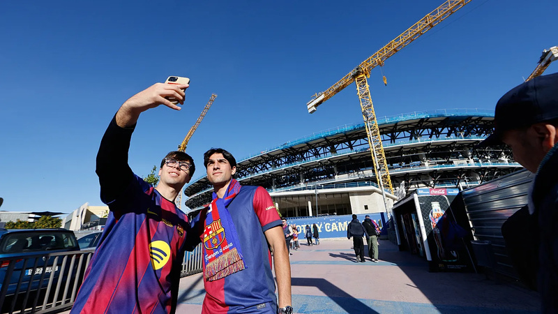 Le Barça enflamme le Camp Nou et rejoint le Real au sommet