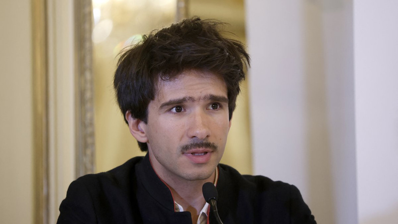 Juan Branco face au couperet judiciaire : le parquet requiert son procès devant la cour criminelle  pour viol