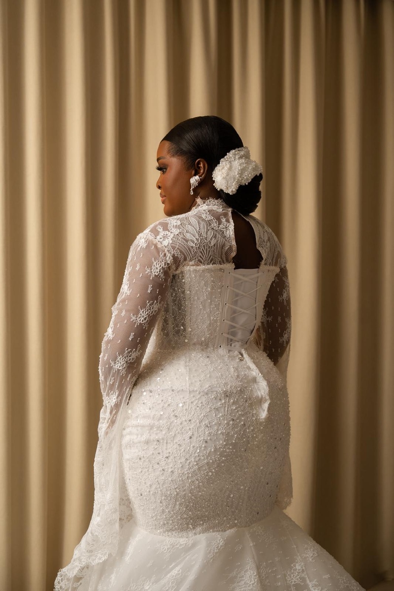 Mariage princier de Mame Diarra Diop : dans l’écrin d’une robe d’exception, une mariée qui rayonne (IMAGES EXCLUSIVES)