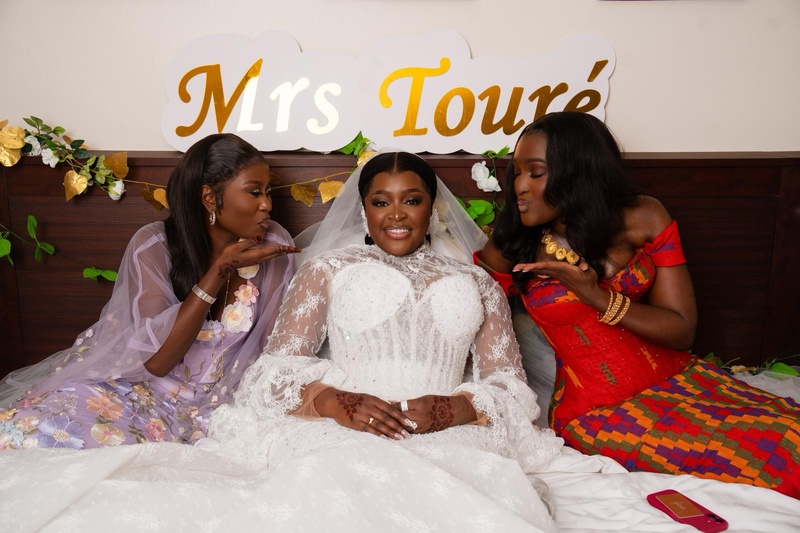 Mariage princier de Mame Diarra Diop : dans l’écrin d’une robe d’exception, une mariée qui rayonne (IMAGES EXCLUSIVES)