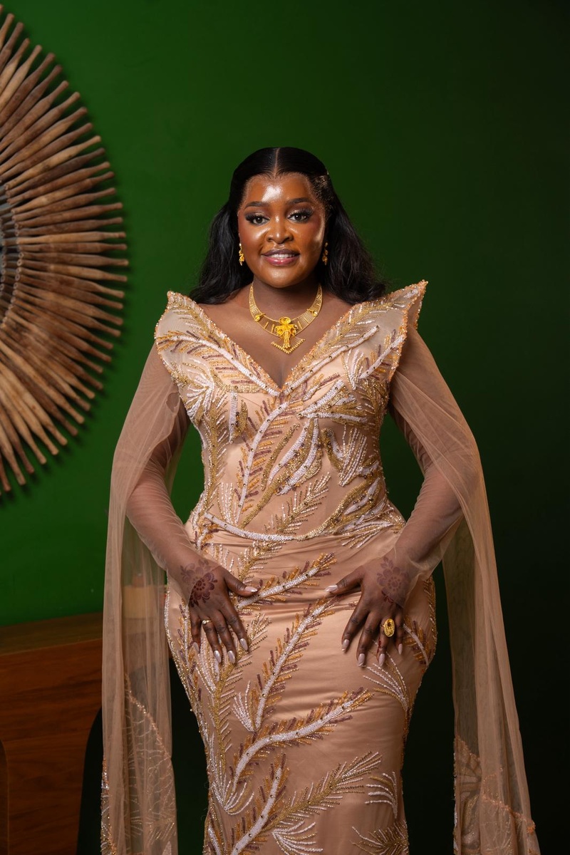 Mariage princier de Mame Diarra Diop : dans l’écrin d’une robe d’exception, une mariée qui rayonne (IMAGES EXCLUSIVES)