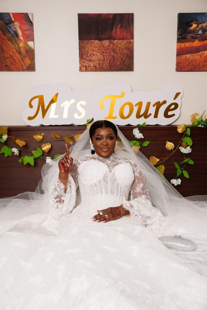 Mariage princier de Mame Diarra Diop : dans l’écrin d’une robe d’exception, une mariée qui rayonne (IMAGES EXCLUSIVES) Mariage princier de Mame Diarra Diop : dans l’écrin d’une robe d’exception, une mariée qui rayonne (IMAGES EXCLUSIVES)