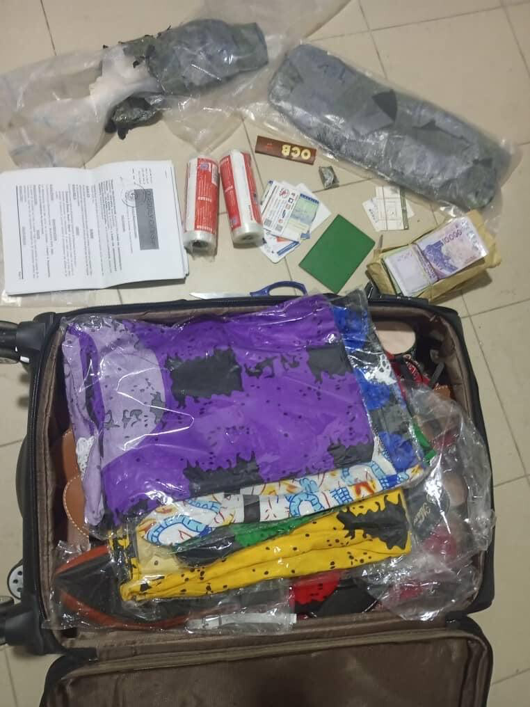 Dakar : un colis en provenance des États-Unis conduit à l’interpellation d’une femme pour des faits présumés de trafic international de stupéfiants