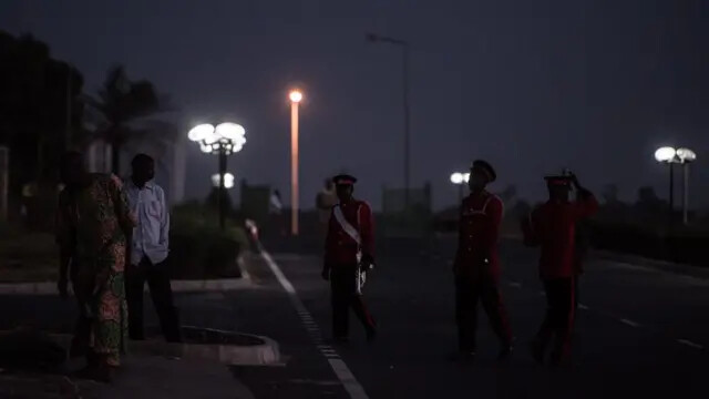GAMBIE : L’ÉLECTRICITÉ S’ÉTEINT, LA COLÈRE S’ALLUME À BANJUL