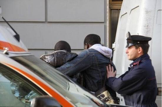 Italie : un musicien sénégalais incarcéré à Livourne après plusieurs violations d’une mesure judiciaire