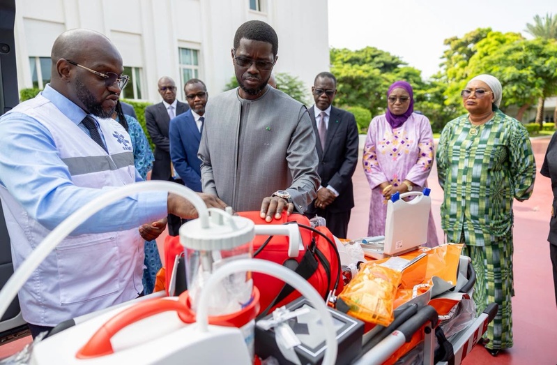 Renforcement du système de santé : Le Président Bassirou Diomaye Faye réceptionne 153 ambulances médicalisées pour les régions Renforcement du système de santé : Le Président Bassirou Diomaye Faye réceptionne 153 ambulances médicalisées pour les régions