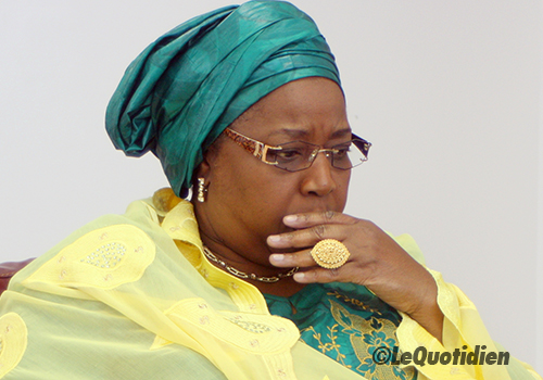 Scandale au ministère de la santé /  Pour avoir maintes fois imité la signature du ministre Eva Marie Coll Seck,  Cheikh Oumar Bâ,  tombe à la S. U.  Scandale au ministère de la santé /  Pour avoir maintes fois imité la signature du ministre Eva Marie Coll Seck,  Cheikh Oumar Bâ,  tombe à la S. U.