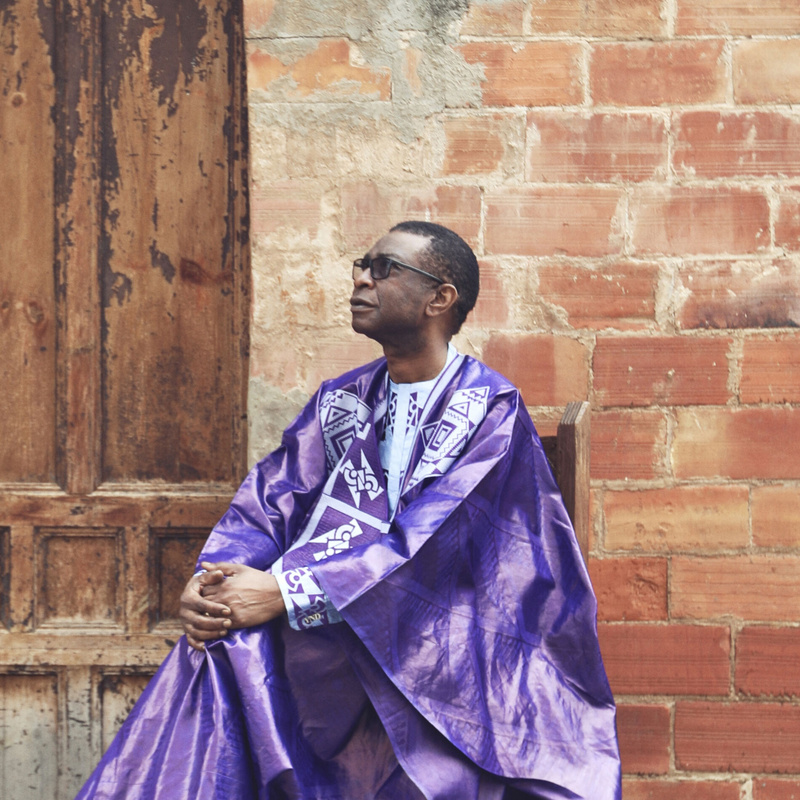 ANNIVERSAIRE DE YOUSSOU NDOUR: DE LA MÉDINA AUX SOMMETS, LE DESTIN D’UNE ICÔNE NATIONALE