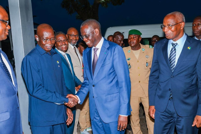 Le Pm qui salue M. Ousmane Sy, ambassadeur extraordinaire et plénipotentiaire du Sénégal en Guinée