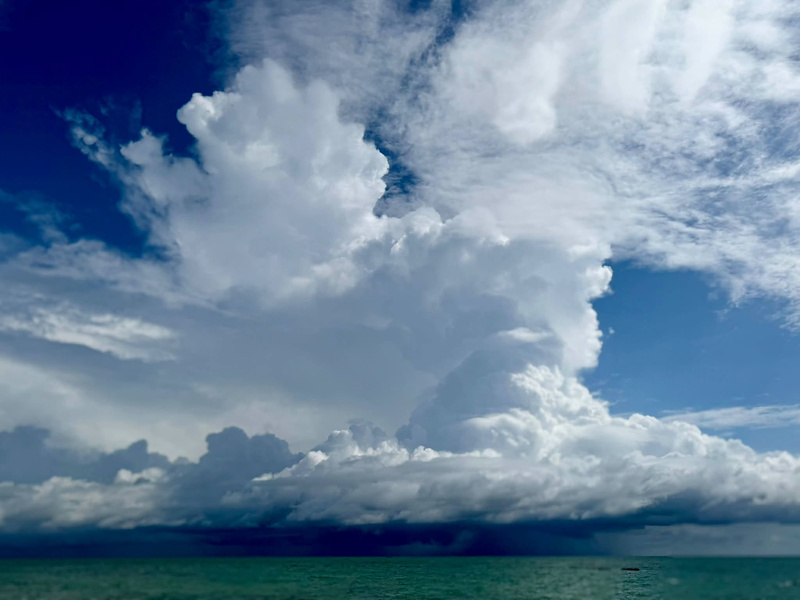 Ciel en furie : les orages foncent vers Dakar, alerte sur les routes Ciel en furie : les orages foncent vers Dakar, alerte sur les routes