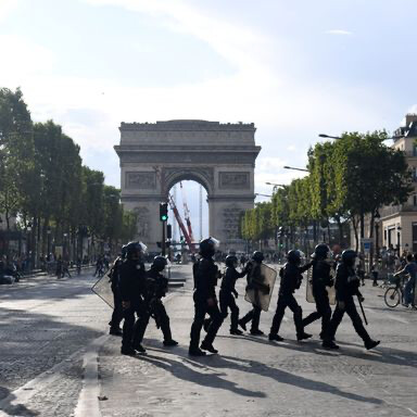 Des policiers déployés sur la place de la République à Paris