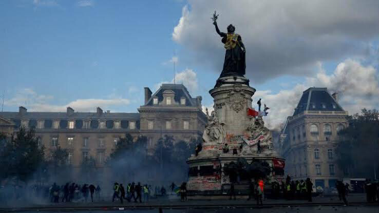 Couvre-feu à Paris sur la place de la République et les rues autour des Halles de 22h à 6h