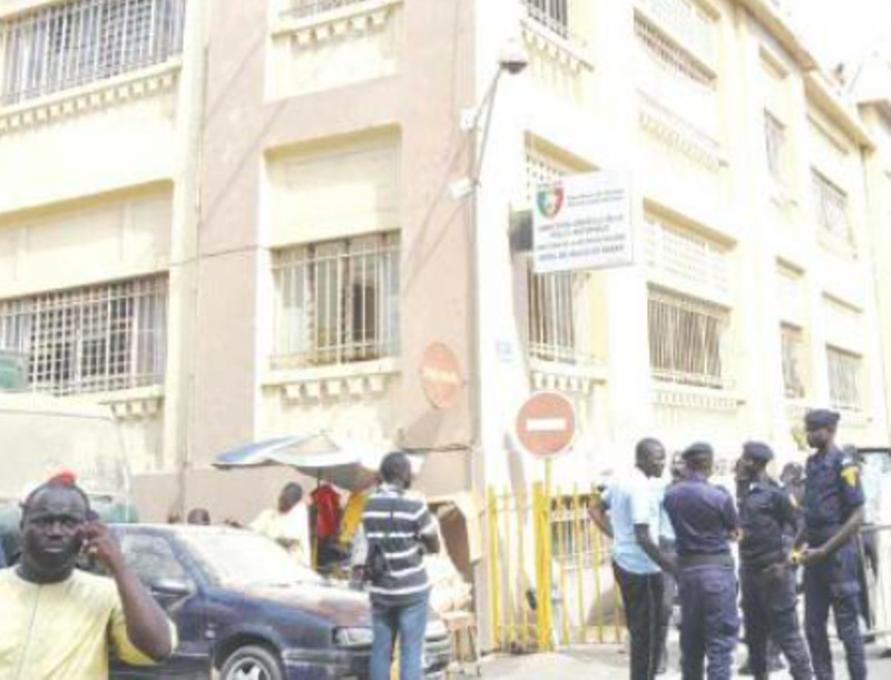 Keur Massar : faux policier, vrai racketteur, « Chef Djiba » déféré au parquet Keur Massar : faux policier, vrai racketteur, « Chef Djiba » déféré au parquet