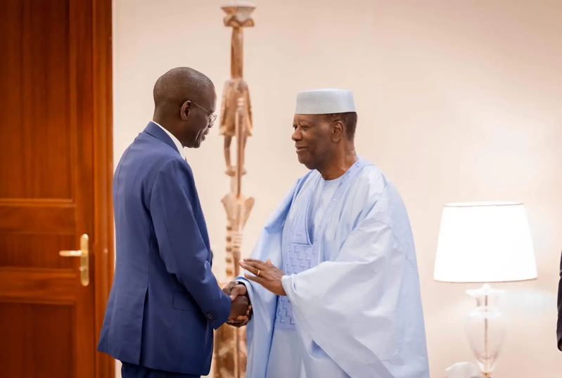 Axe Abidjan-Dakar : Le Premier ministre sénégalais Ahmadou Al Aminou Mohamed Lô reçu avec tous les honneurs par le Président Alassane Ouattara Axe Abidjan-Dakar : Le Premier ministre sénégalais Ahmadou Al Aminou Mohamed Lô reçu avec tous les honneurs par le Président Alassane Ouattara