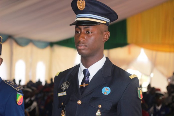 La joie du Major et du deuxième de la neuvième promotion des officiers gendarmes La joie du Major et du deuxième de la neuvième promotion des officiers gendarmes