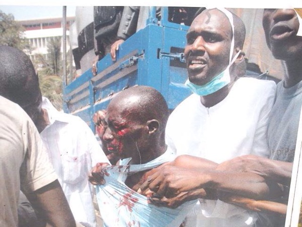 Thimbo tentant de sauver un blessé lors du fameux 23 JUIN lors des manifestations devant l'ASSEMBLEE NATIONALE Thimbo tentant de sauver un blessé lors du fameux 23 JUIN lors des manifestations devant l'ASSEMBLEE NATIONALE