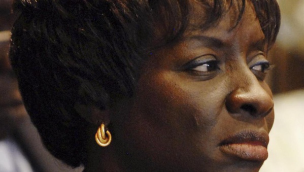 Mimi Touré se rebelle à la sécurité et se fait débarquer de son vol pour les Etats -Unis Mimi Touré se rebelle à la sécurité et se fait débarquer de son vol pour les Etats -Unis