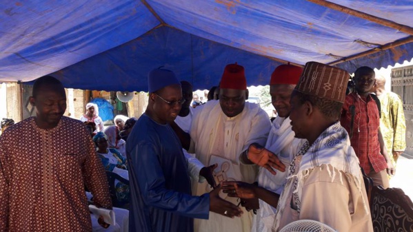 Le responsable "Apériste" Abdou Karim Sall offre un climatiseur à l'imam de la grande mosquée de MBAO Le responsable "Apériste" Abdou Karim Sall offre un climatiseur à l'imam de la grande mosquée de MBAO